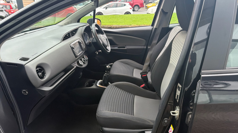 Toyota Yaris 1.5 VVT-i Icon Tech 5dr Petrol Hatchback